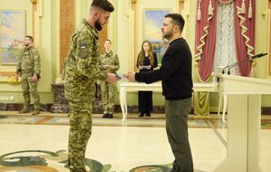 Жилищные сертификаты из рук Зеленского получили 19 семей павших Героев, еще 11 Героев Украины получили сертификаты лично, отметили в ОП