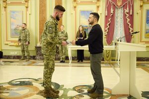 Житлові сертифікати з рук Зеленського отримали 19 сімей загиблих Героїв, ще 11 Героїв України отримали сертифікати особисто, зазначили в ОП