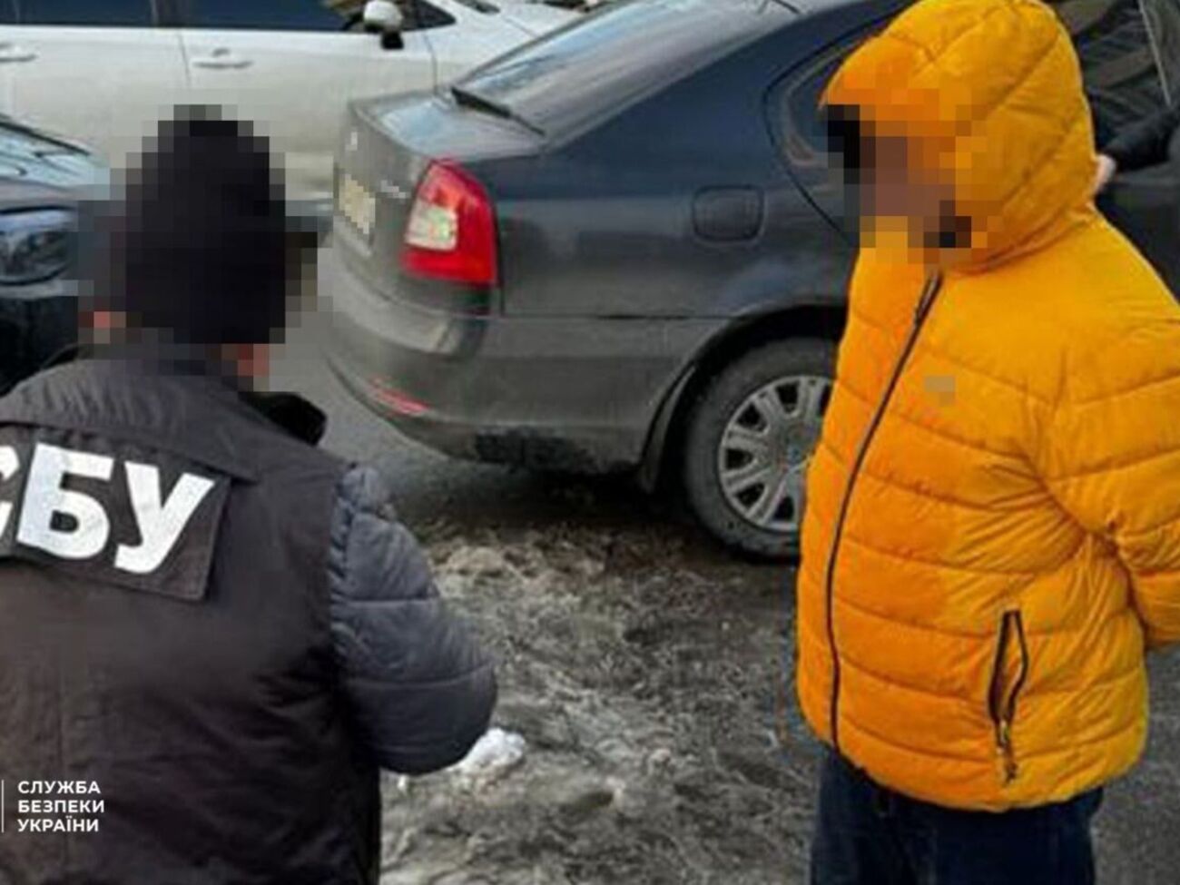 За інформацією спецслужби, співробітники СБУ затримали обох фігурантів під час передання першого "траншу" в розмірі $14,6 тис.