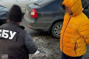 За інформацією спецслужби, співробітники СБУ затримали обох фігурантів під час передання першого "траншу" в розмірі $14,6 тис.