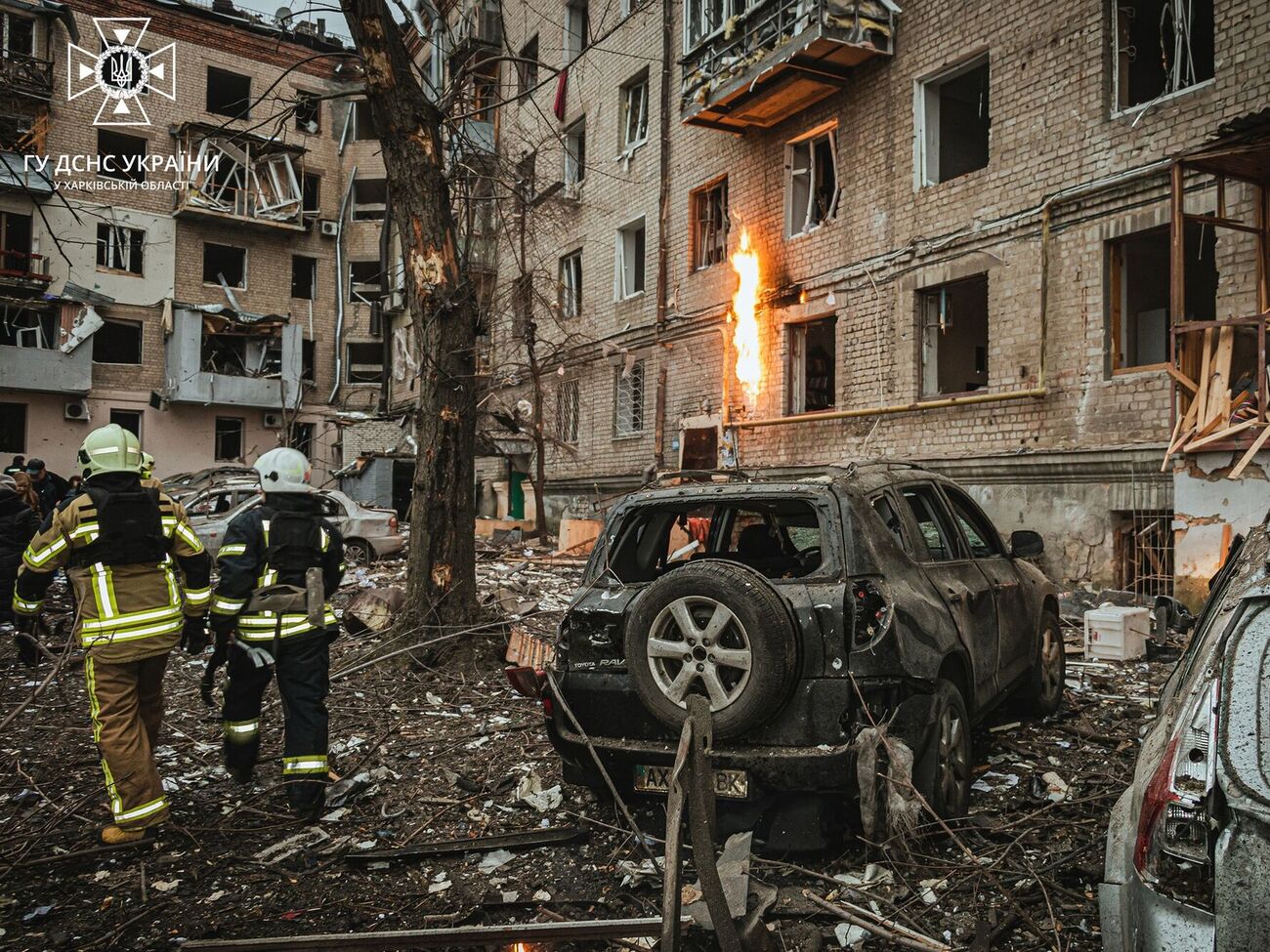 На місці прильотів і далі працюють рятувальники
