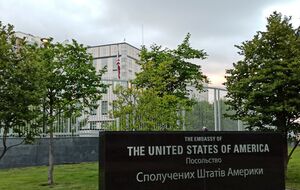 На здание дипмиссии США упали небольшие обломки сбитой ракеты