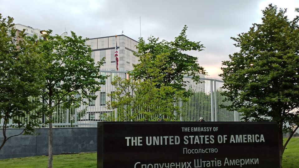 На будівлю дипмісії США впали невеликі уламки збитої ракети