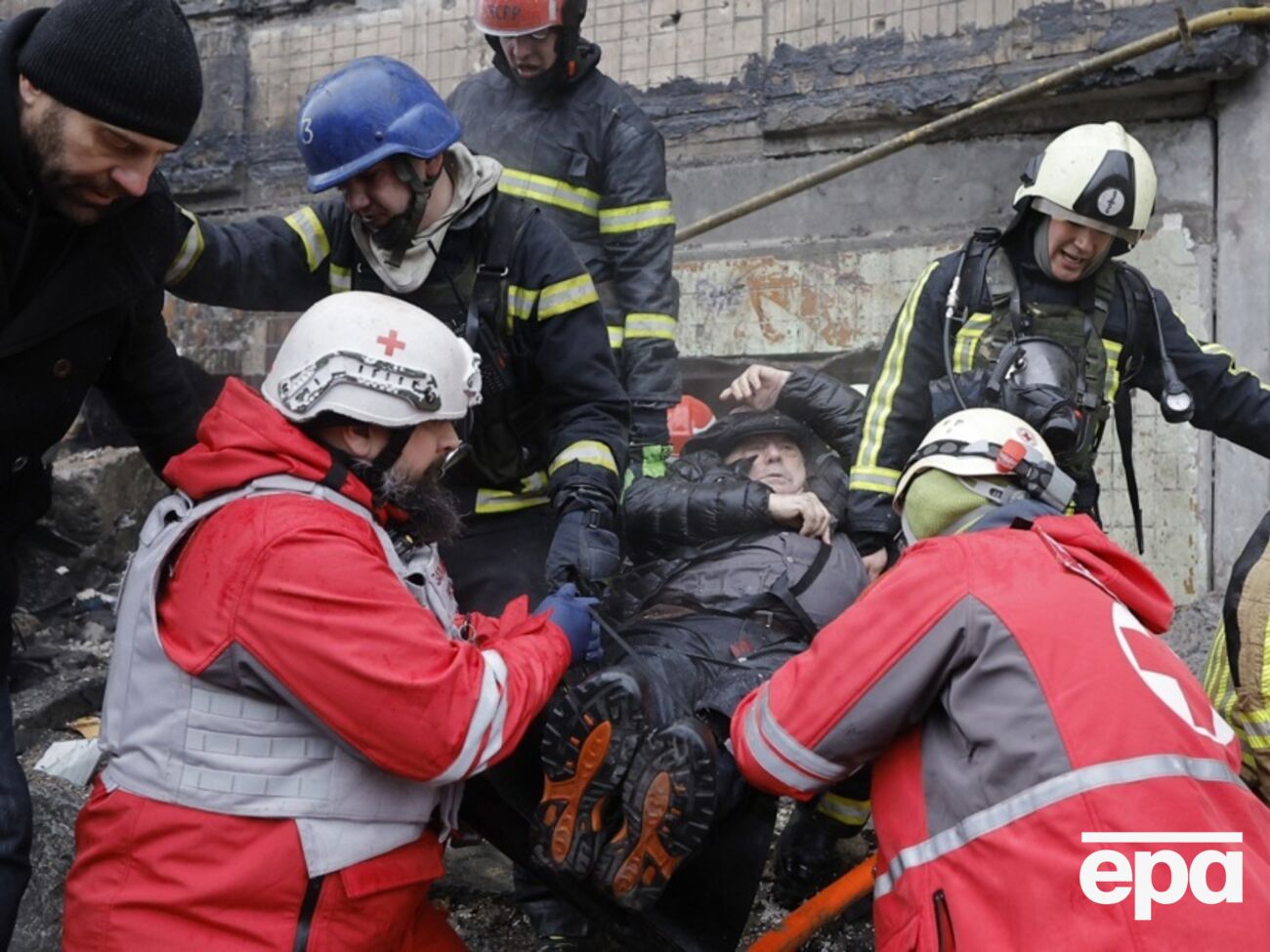 Патрульные и спасатели вытягивают раненых из-под завалов