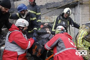 Патрульные и спасатели вытягивают раненых из-под завалов