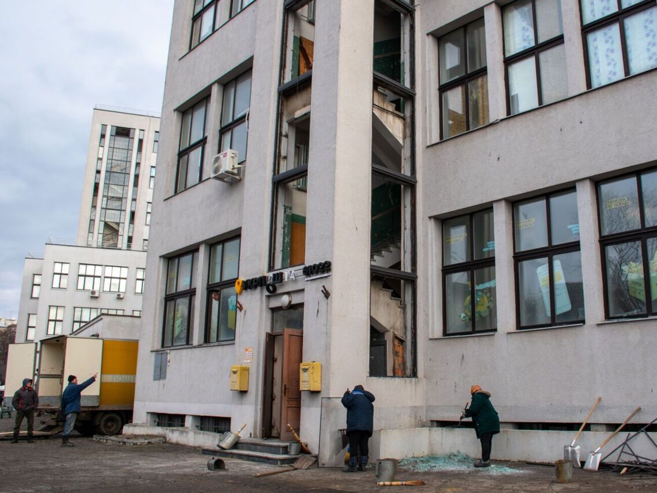 Осколками выбита часть окон и витражей Госпрома