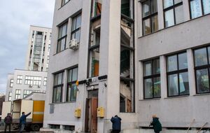 Осколками выбита часть окон и витражей Госпрома