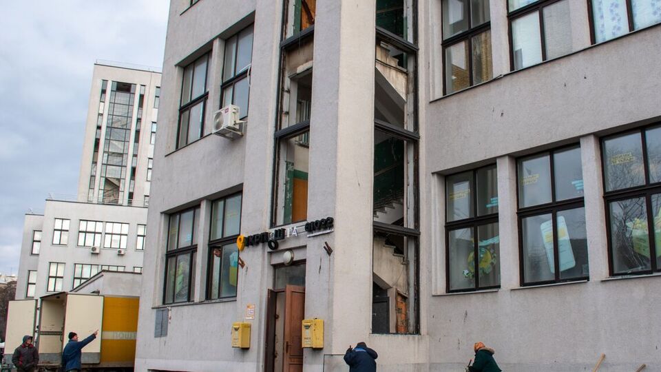 Уламками вибито частину вікон і вітражів Держпрому