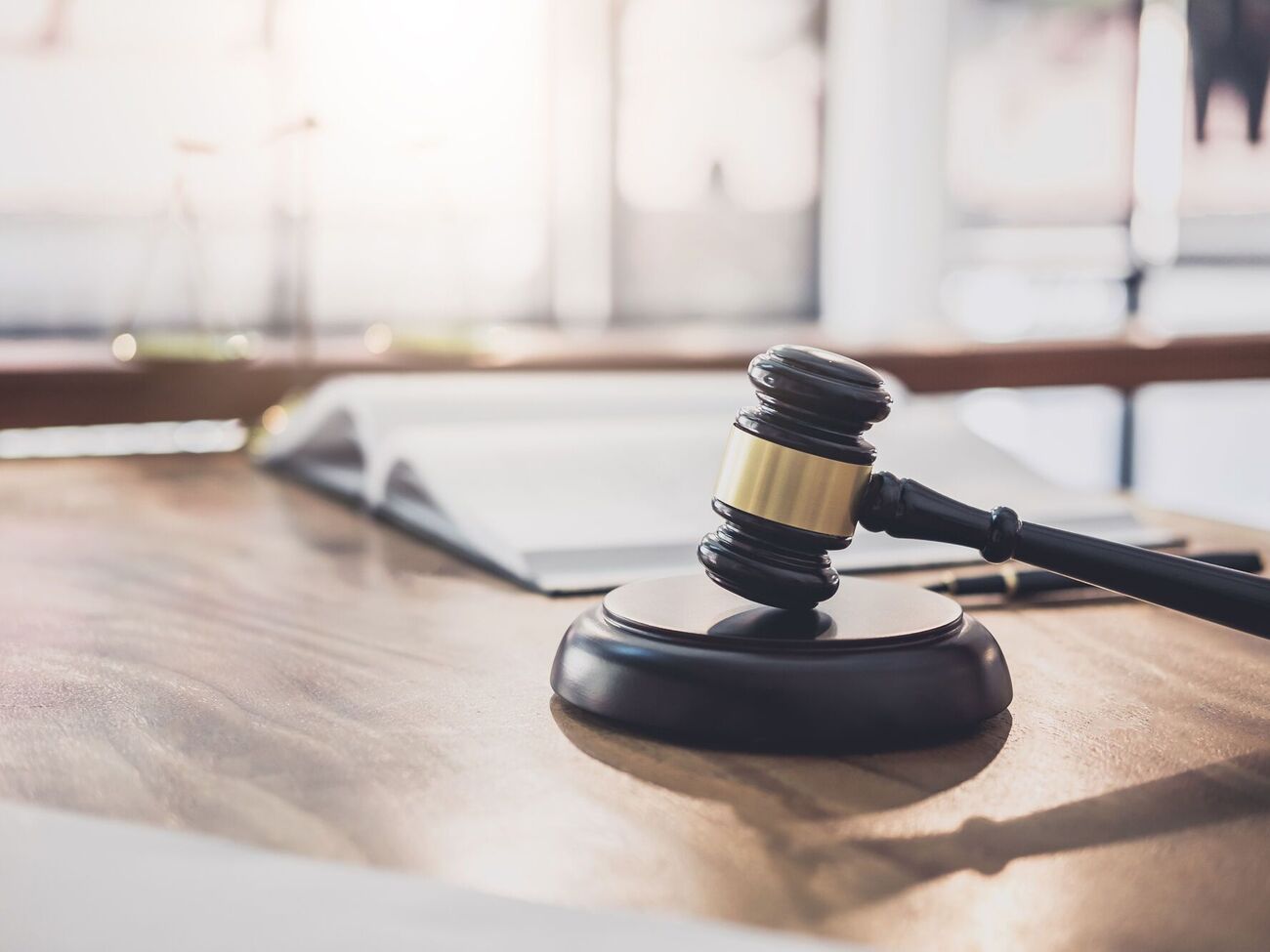 В деле фигурируют 14 бывших и действующих должностных лиц, причастных к формуле "Роттердам плюс"