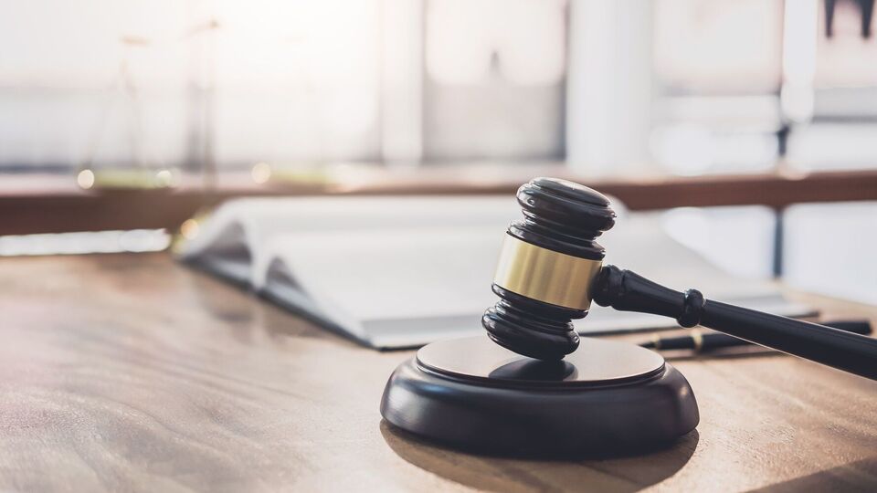 У справі фігурує 14 колишніх і чинних посадовців, причетних до формули "Роттердам плюс"