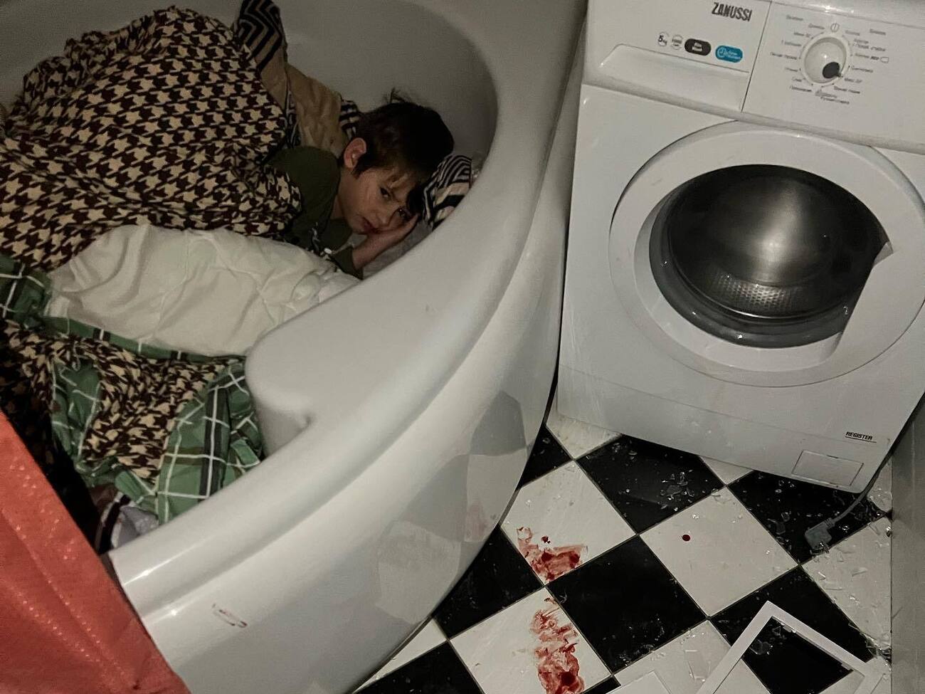 Під час вибуху хлопчик сховався у ванній