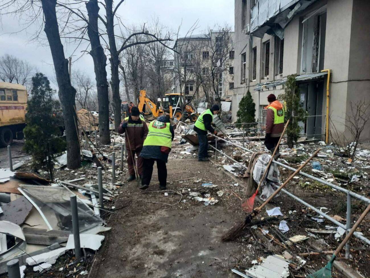 Все службы работают над ликвидацией последствий массированного обстрела