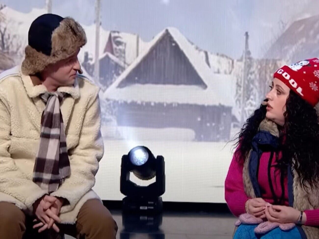 По сюжету девушка из Скадовска (Гатун) переезжает в Закарпатье и пытается разговаривать на украинском с местным жителем (Великий), но допускает ошибки