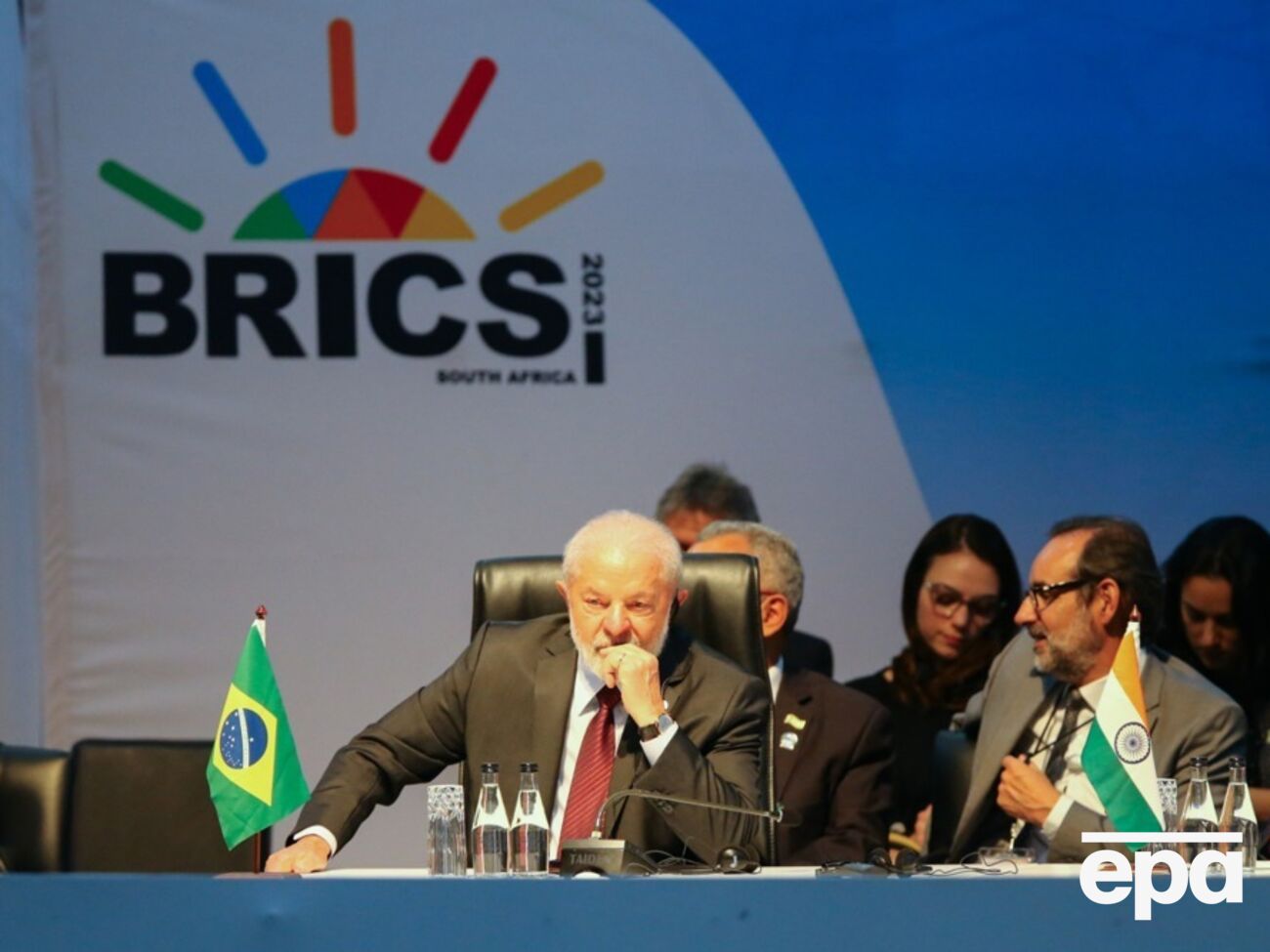 На саміті в Південній Африці у БРІКС запрошували шість країн, але в підсумку приєдналося п'ять