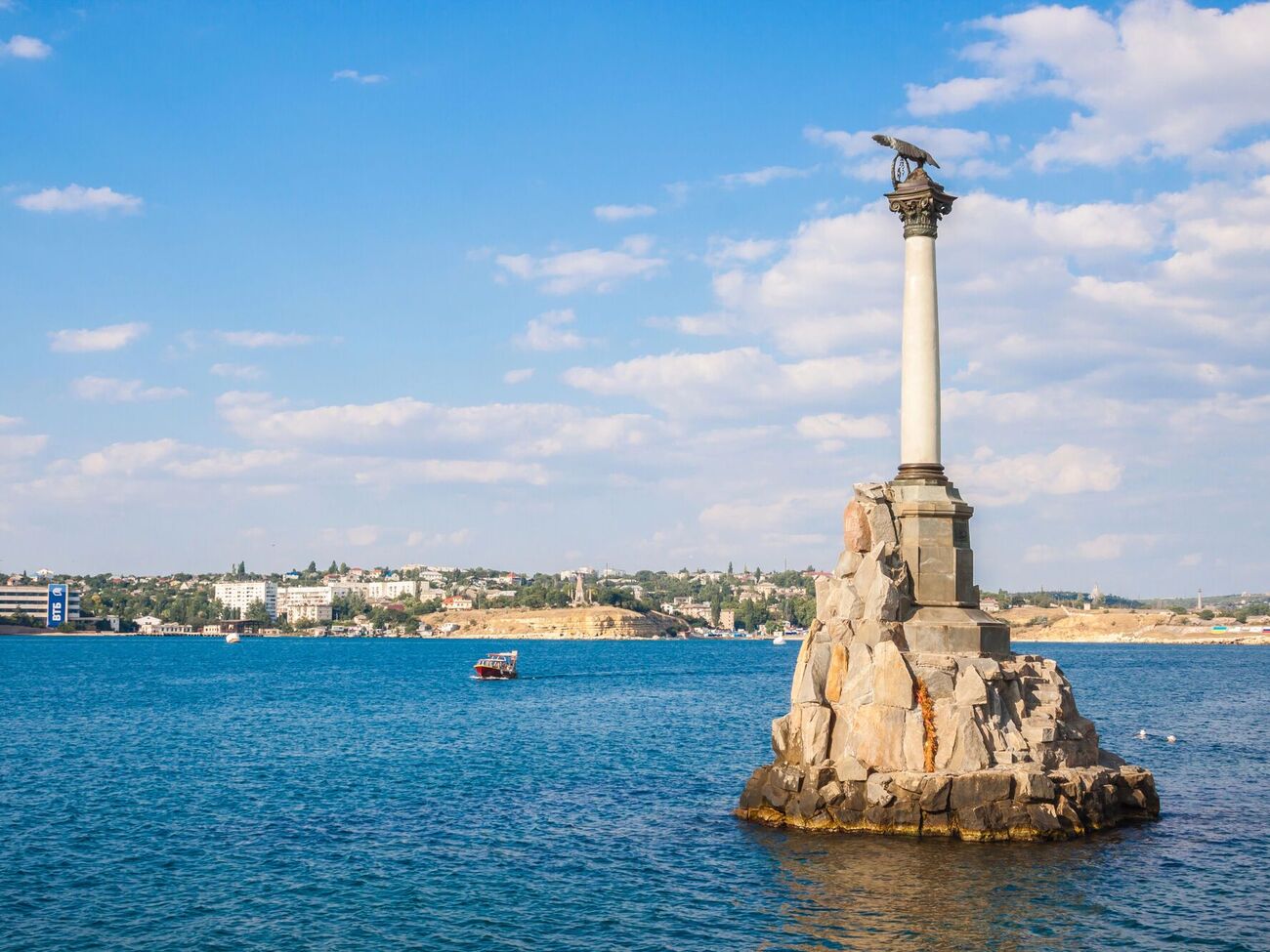 Telegram-каналы пишут о двух мощных взрывах в Севастополе