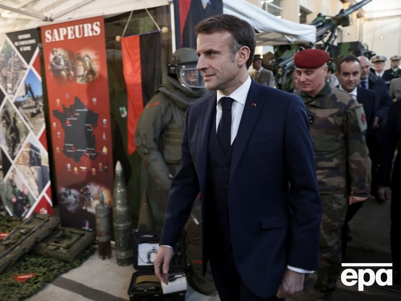 Макрон заявил, что оборонная промышленность Франции работает "в режиме войны"