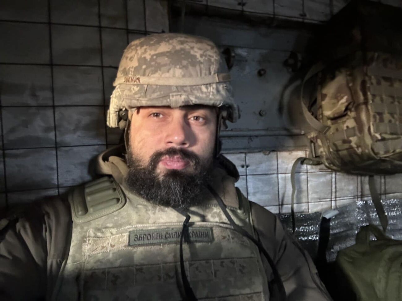 У цю секунду на фронті літають сотні ворожих FPV-дронів, тому кожен автомобіль передової треба обладнувати засобами РЕБ