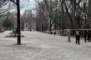 На місці працюють поліцейські територіального підрозділу поліції, управління карного розшуку, патрульні поліцейські та криміналісти