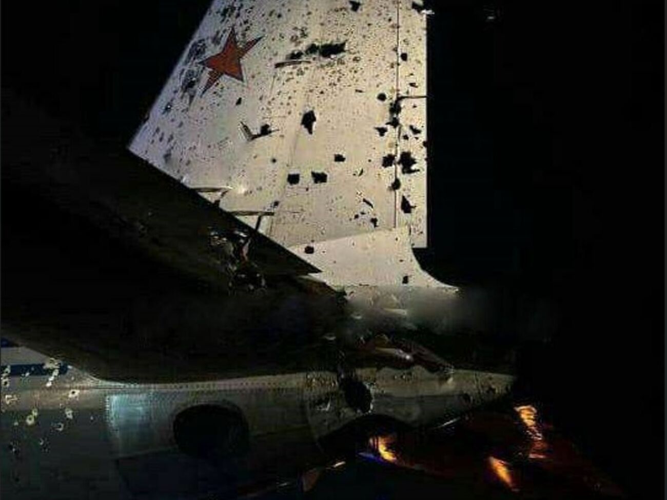 Поврежденный российский самолет посадил второй пилот, который также был ранен, отметили СМИ