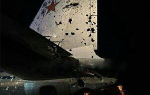 Поврежденный российский самолет посадил второй пилот, который также был ранен, отметили СМИ