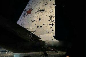 Поврежденный российский самолет посадил второй пилот, который также был ранен, отметили СМИ
