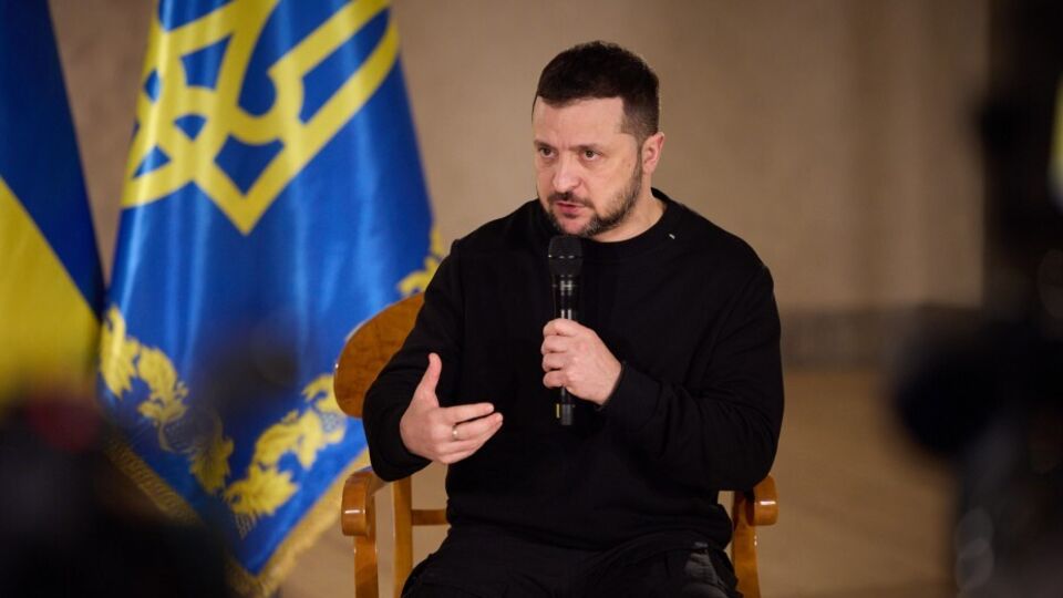 Українцям "можна собі дозволити втомитися ввечері, але зранку доведеться захищати державу", зазначив Зеленський