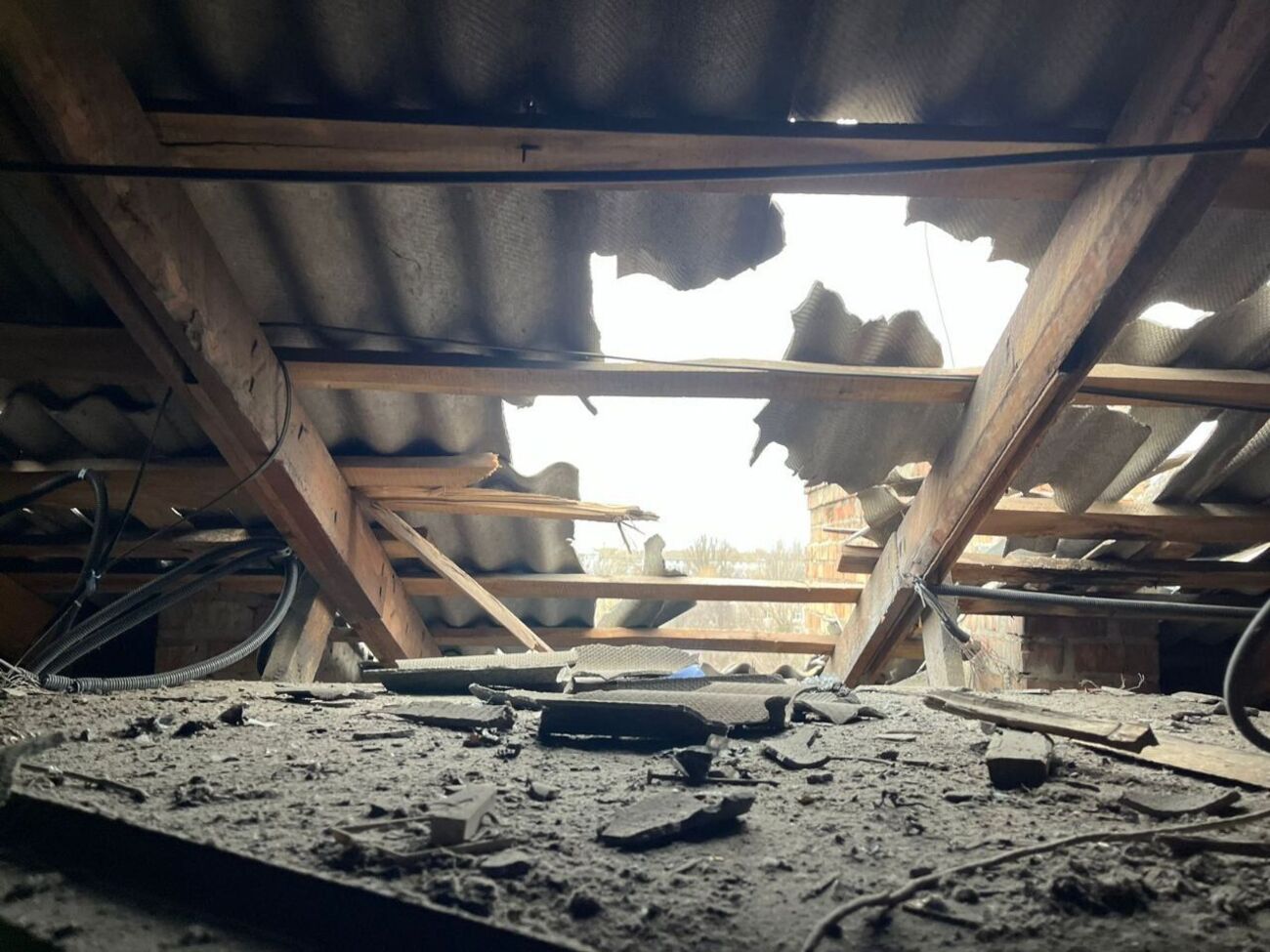 Россияне разрушают своими обстрелами дома в селах под Никополем