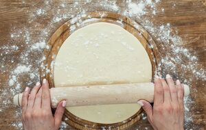 Тесто для пиццы нужно хорошо раскатать