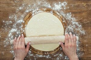 Тесто для пиццы нужно хорошо раскатать
