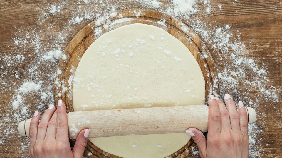 Тесто для пиццы нужно хорошо раскатать