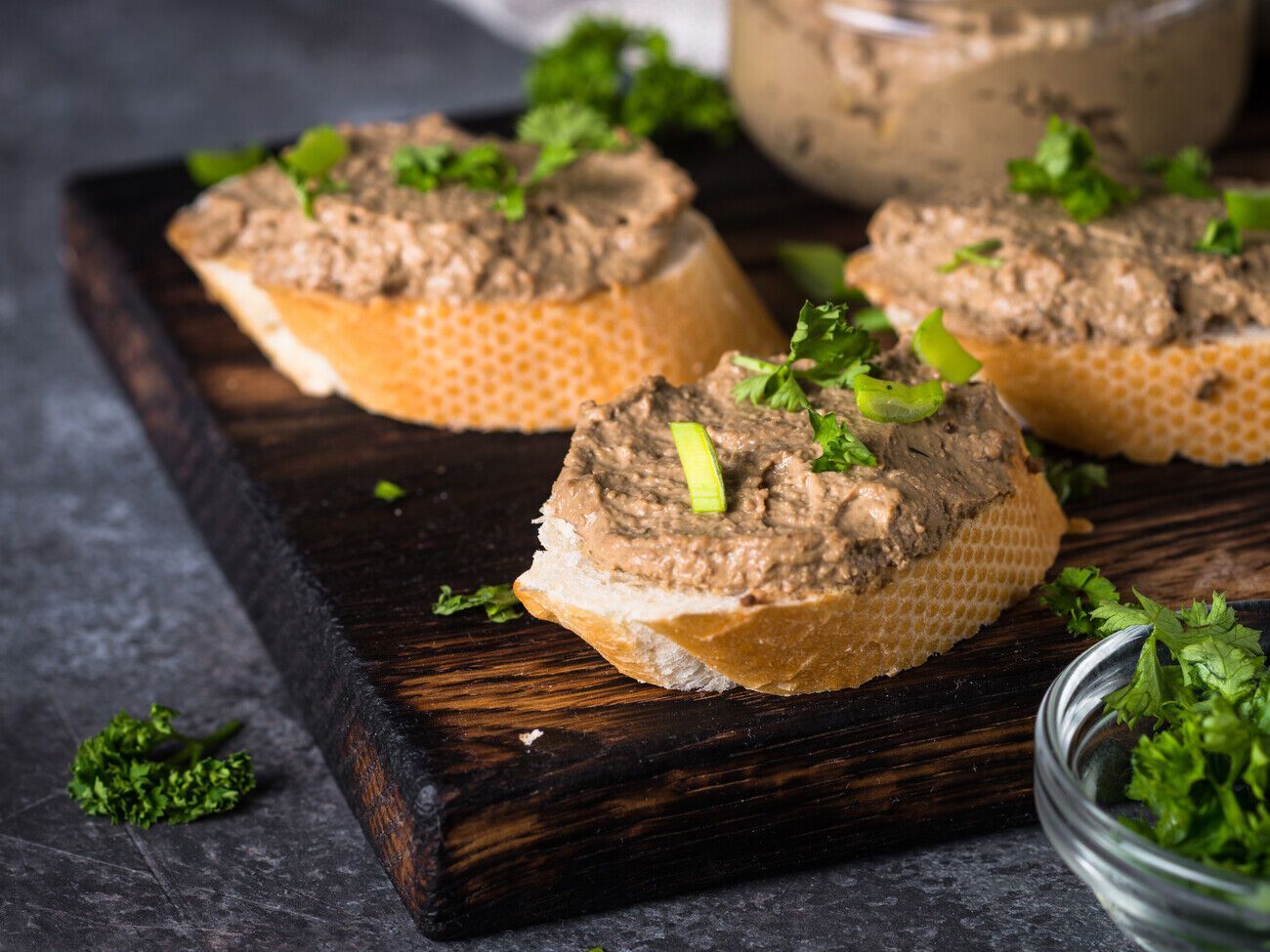 Для приготовления паштета понадобится 500 г печенки