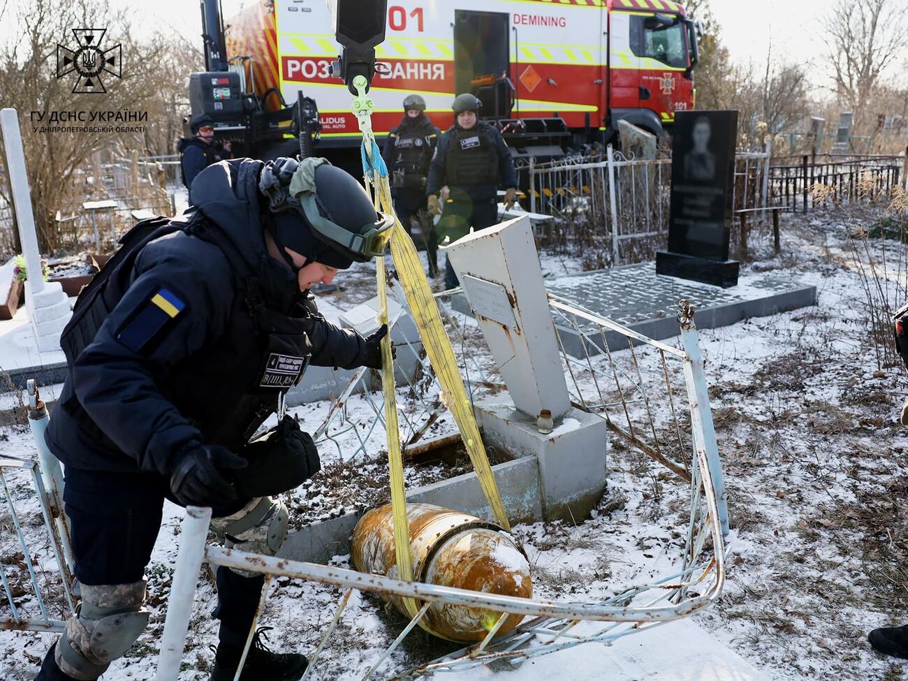 З одного із цвинтарів під Дніпром сапери вивезли і знешкодили російську ракету Х-59, яка не розірвалася