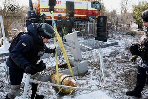 С одного из кладбищ под Днепром саперы вывезли в обезвредили неразорвавшуюся российскую ракету Х-59