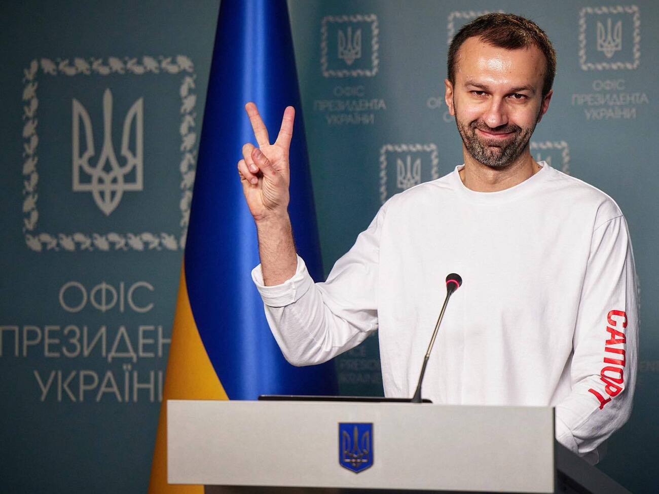 Украинцы, живущие за границей, воздерживаются от поддержки армии, считает Лещенко