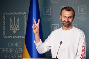 Украинцы, живущие за границей, воздерживаются от поддержки армии, считает Лещенко