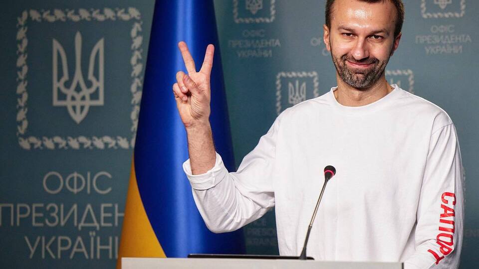 Украинцы, живущие за границей, воздерживаются от поддержки армии, считает Лещенко
