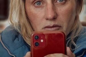У роботі над фільмом взяло участь приблизно 12 тис. українців, які поділилися з режисером кадрами, знятими на телефон після повномасштабного вторгнення країни-агресора РФ в Україну