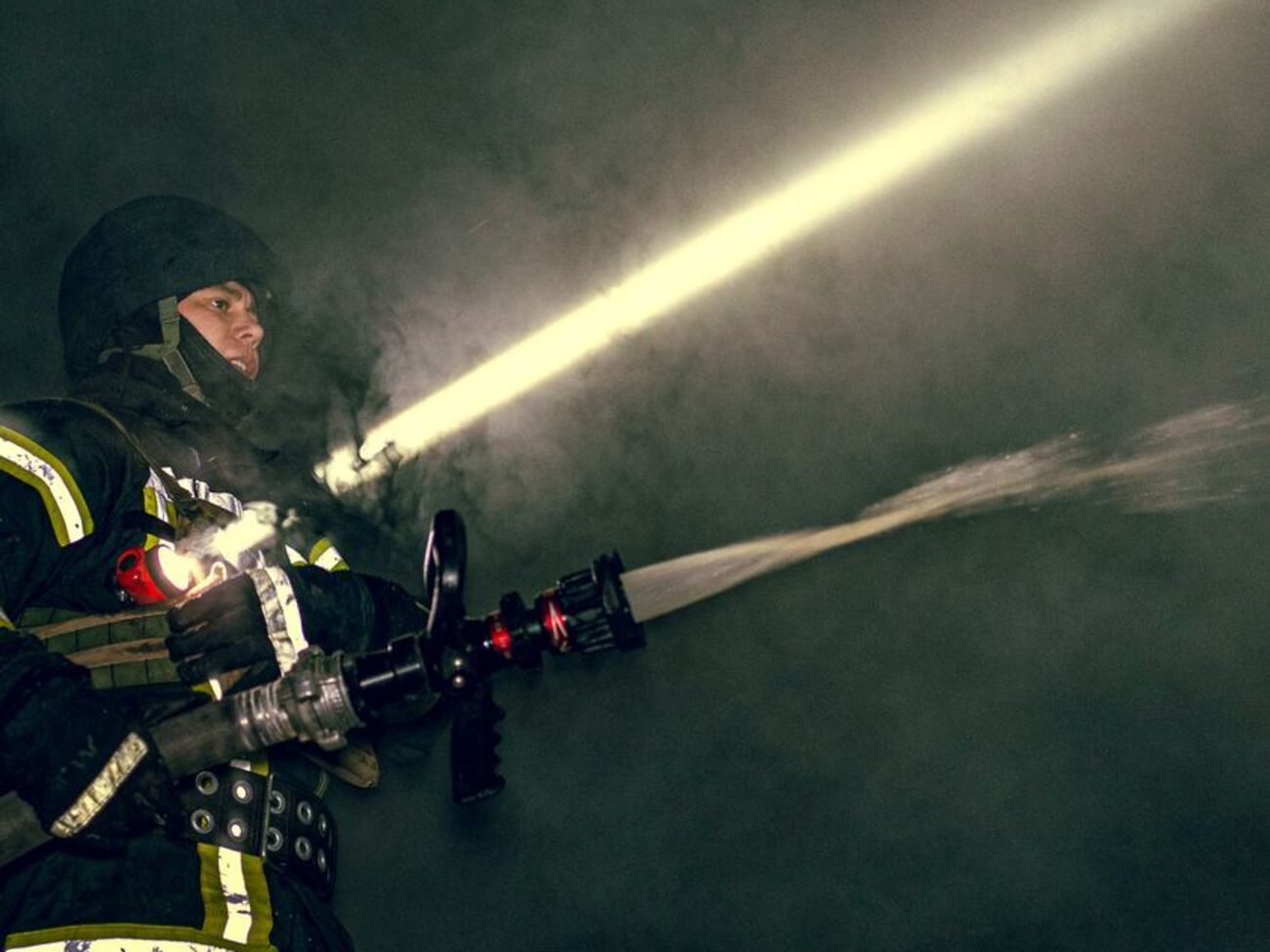 На месте прилета работают спасатели