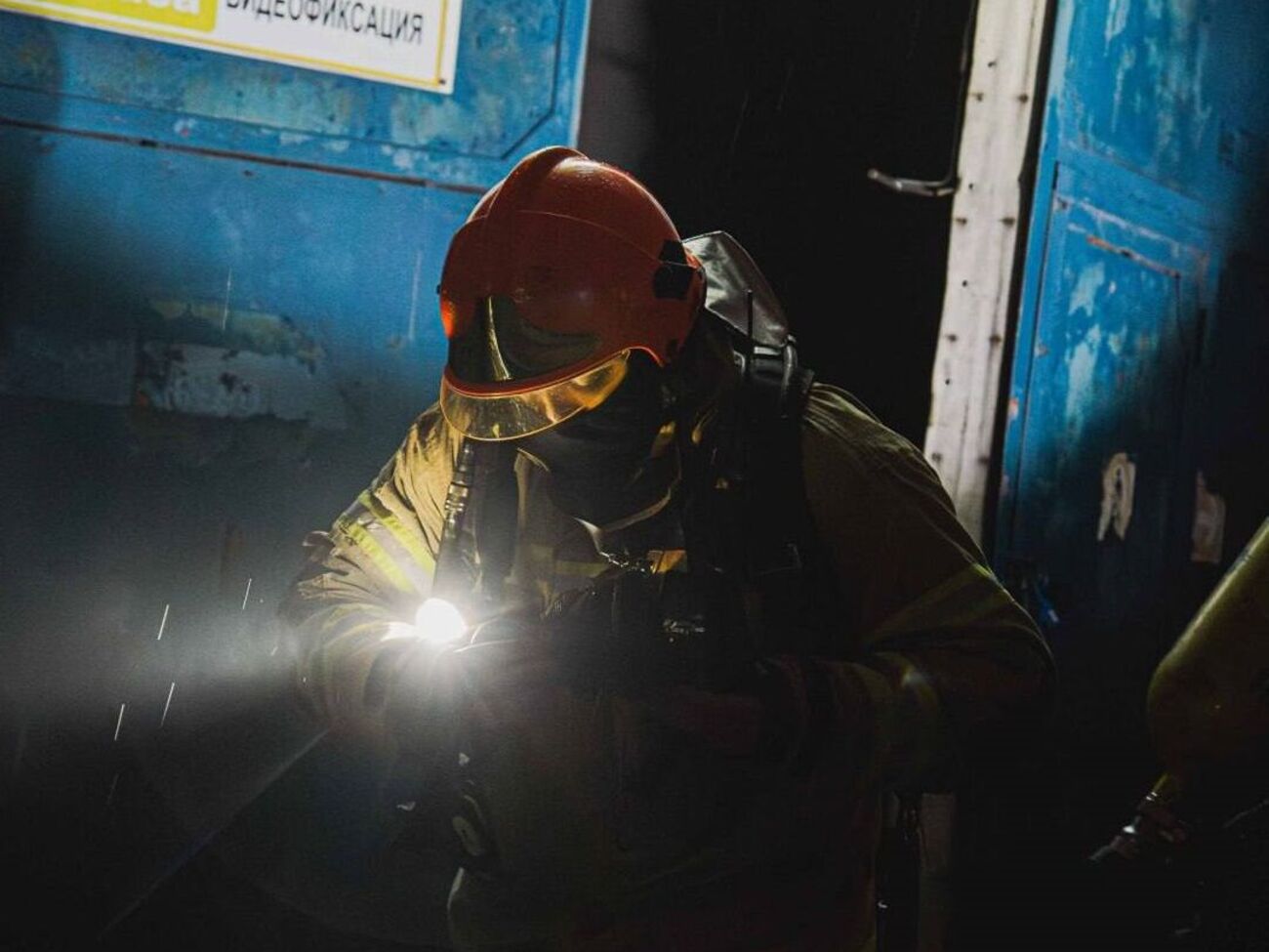 Спасатели пытаются разобрать завалы, чтобы найти под ними людей