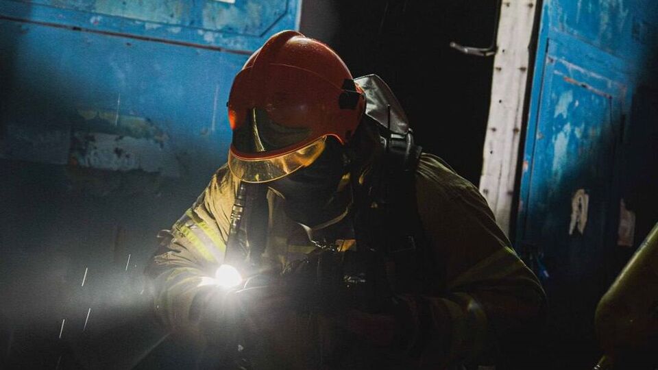 Рятувальники намагаються розібрати завали, щоб знайти під ними людей