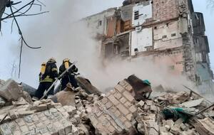 Спасатели обследуют поврежденные строения и разбирают завалы