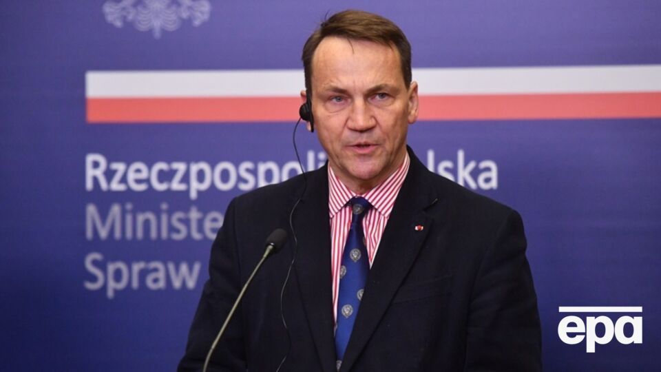 Сикорский: Нам нужно найти креативные решения, чтобы выровнять условия для конкуренции между дальнобойщиками из Украины и Польши