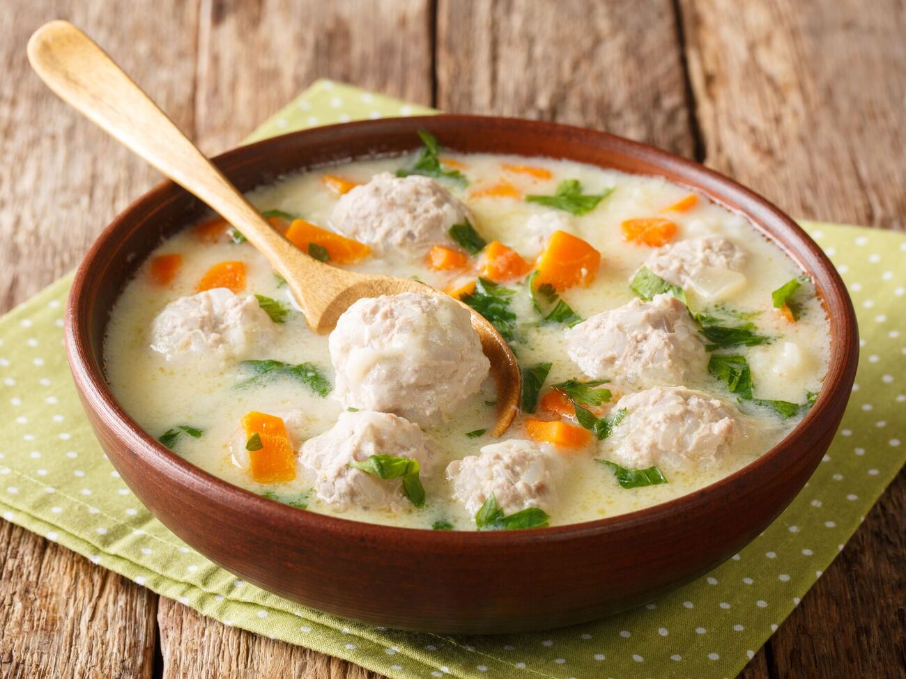 Из 300 г фарша получится примерно 10 фрикаделек