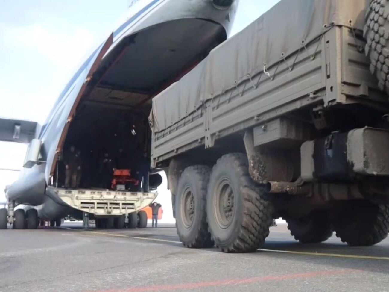 Ил-76 регулярно, по данным СМИ, доставлял оккупантам боеприпасы
