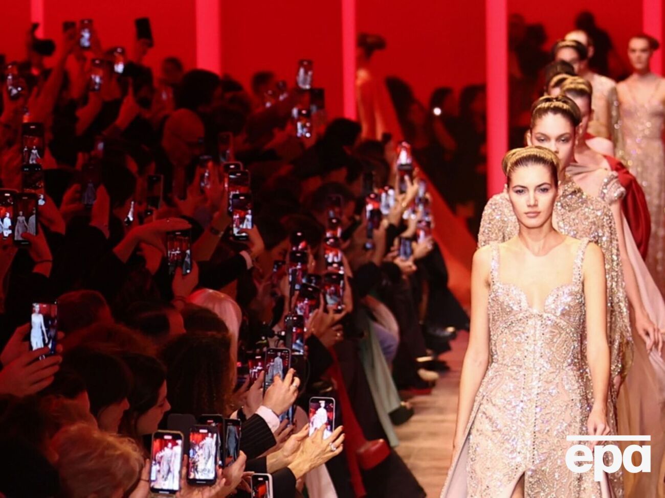 Сааб известен своими дизайнерскими вечерними платьями, для пошива которых использует шелк, органзу, атлас