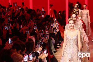 Сааб известен своими дизайнерскими вечерними платьями, для пошива которых использует шелк, органзу, атлас