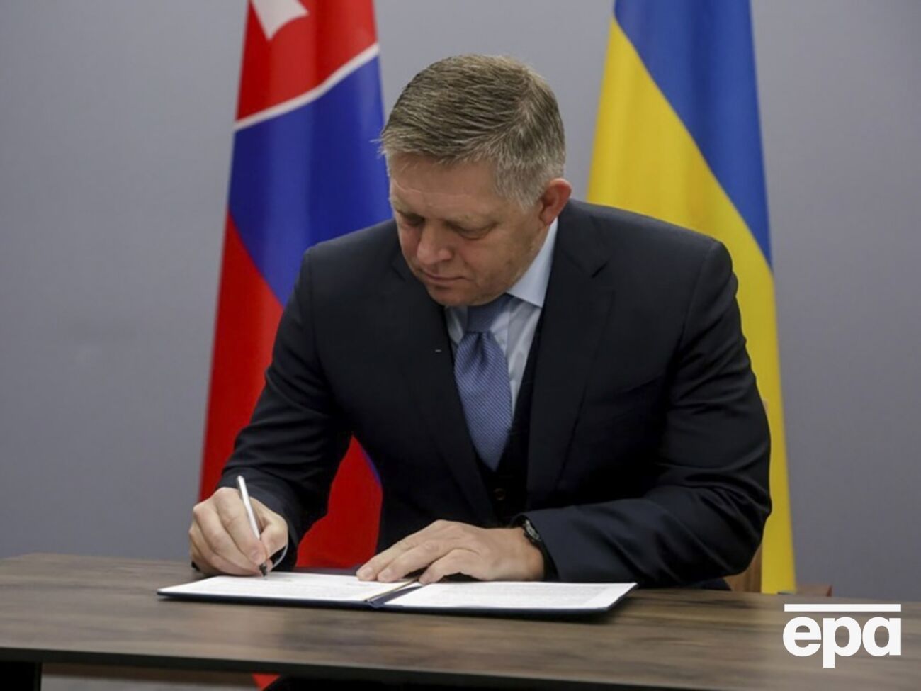 Фицо (на фото) и Шмыгаль подписали в Ужгороде совместное заявление