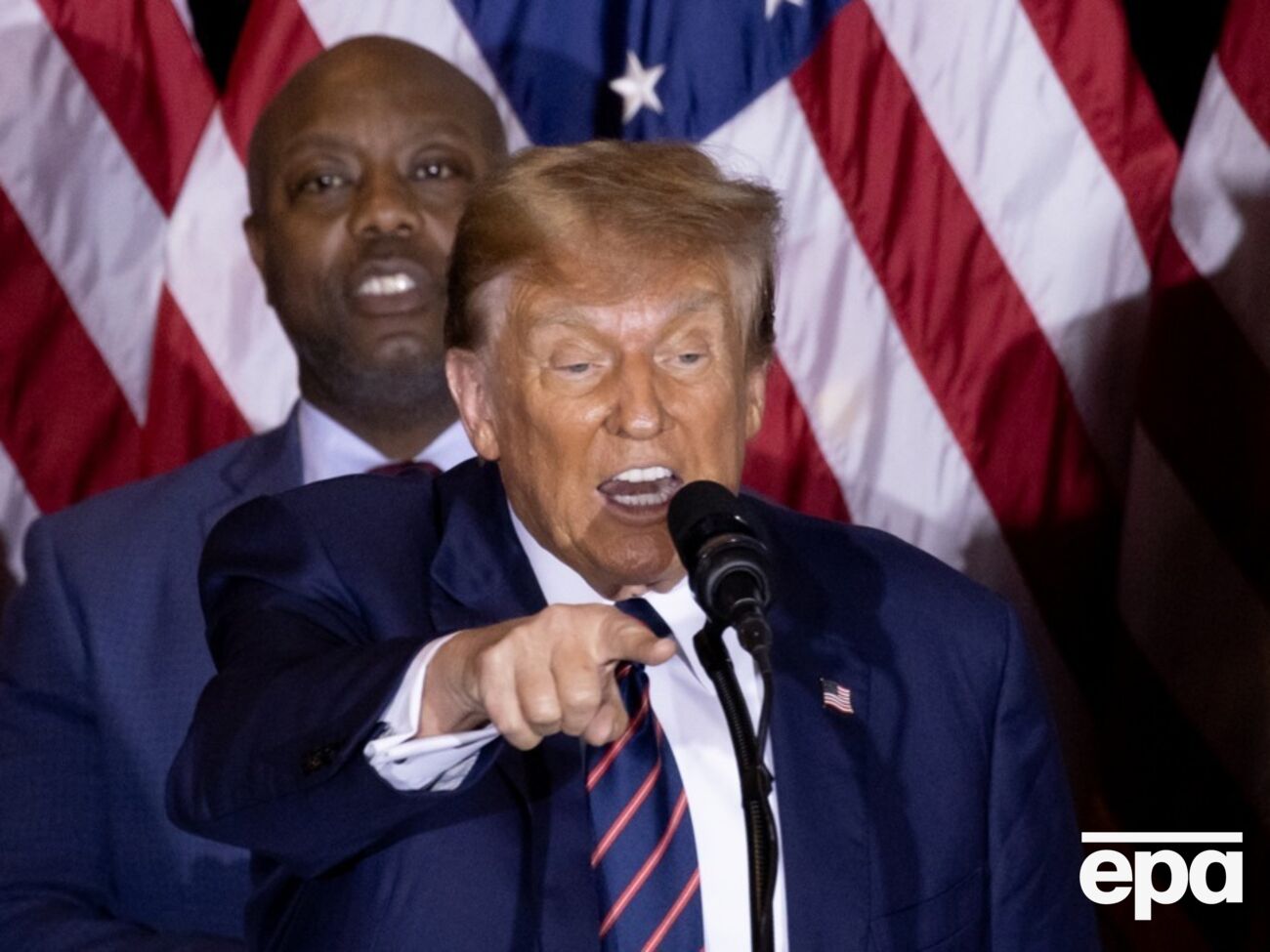 Трамп призвал своих помощников усилить давление на Хейли, отметил CNN