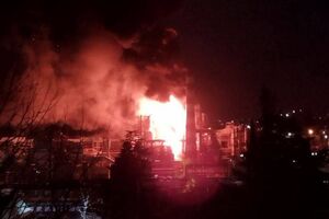 В Туапсе почти всю ночь тушили пожар на нефтеперерабатывающем заводе после атаки дронов