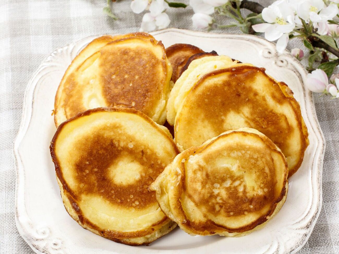 Для идеально пышных оладий нужно, чтобы все ингредиенты были комнатной температуры